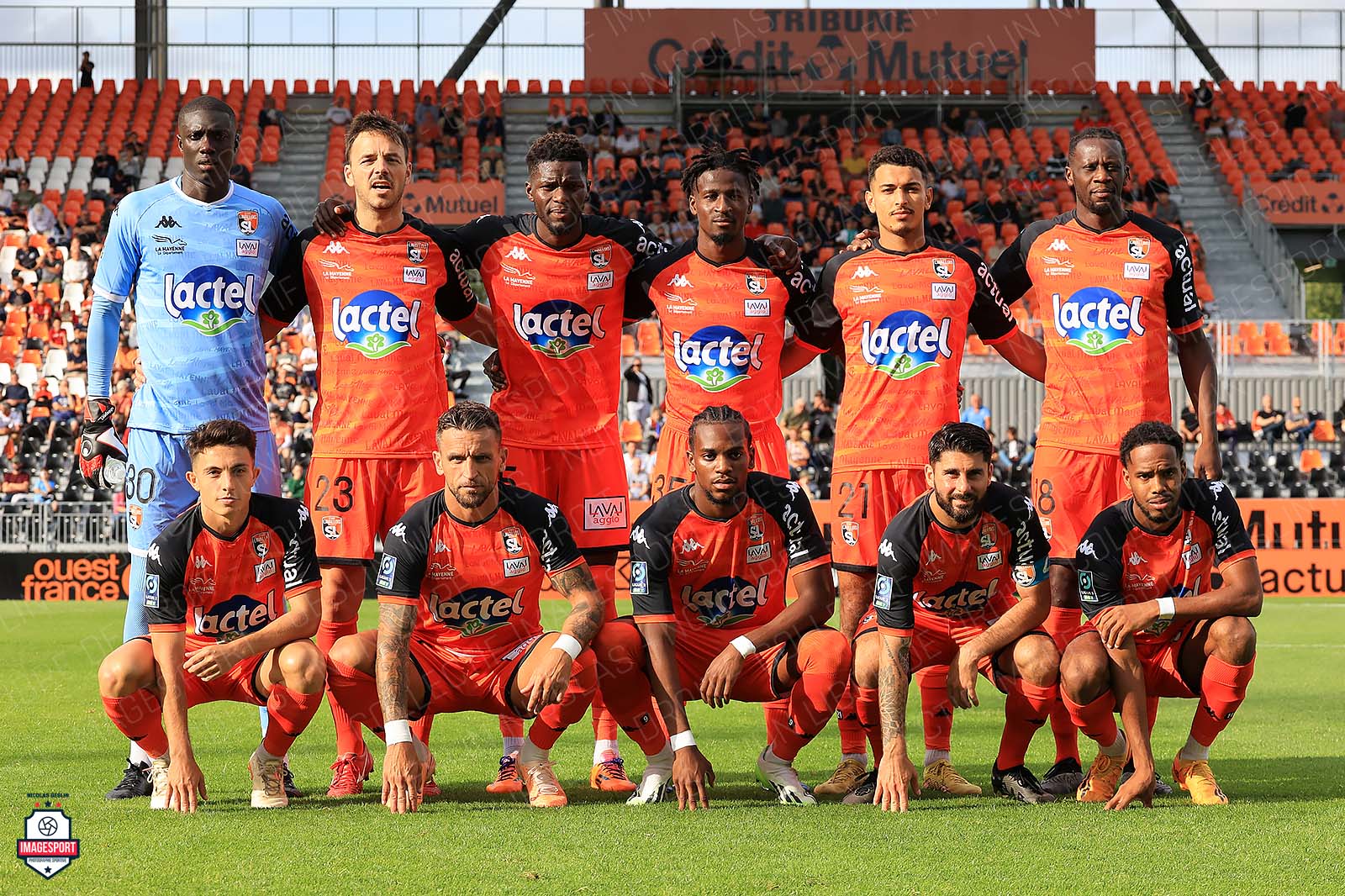 Onze de départ Tango lors de la rencontre Laval-Red Star