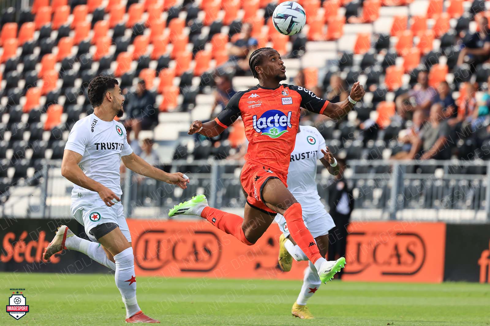 A droite: Junior Kadile (Stade Lavallois)