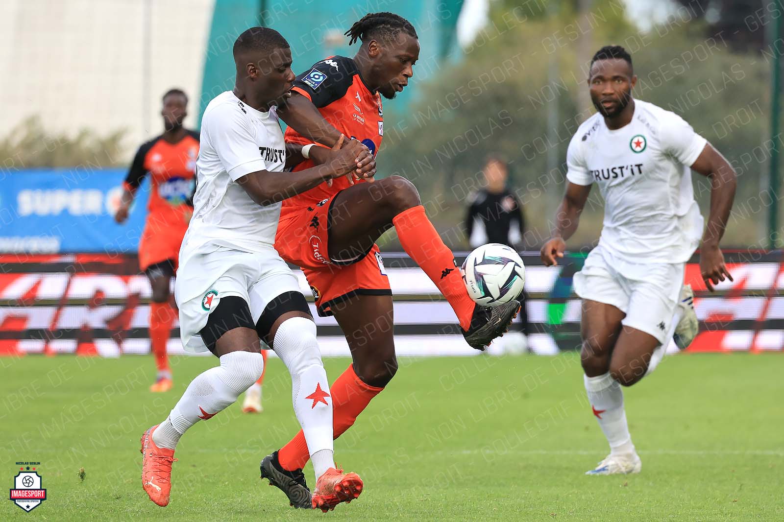 A droite : Oumar TCHOKOUNTE (Stade Lavallois)