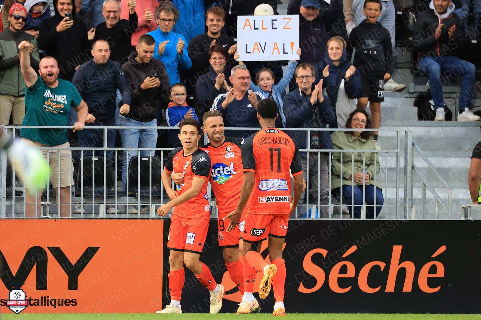 Joie des Lavallois après le but victorieux de Sam SANNA