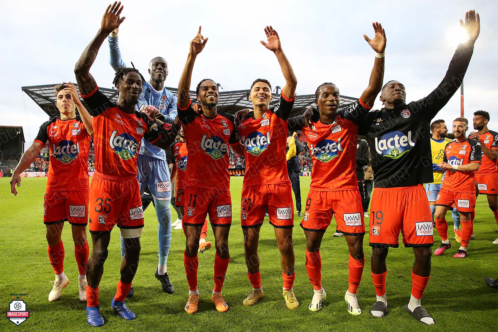 Joie des Lavallois après le match entre le Stade Lavallois et Angers SCO