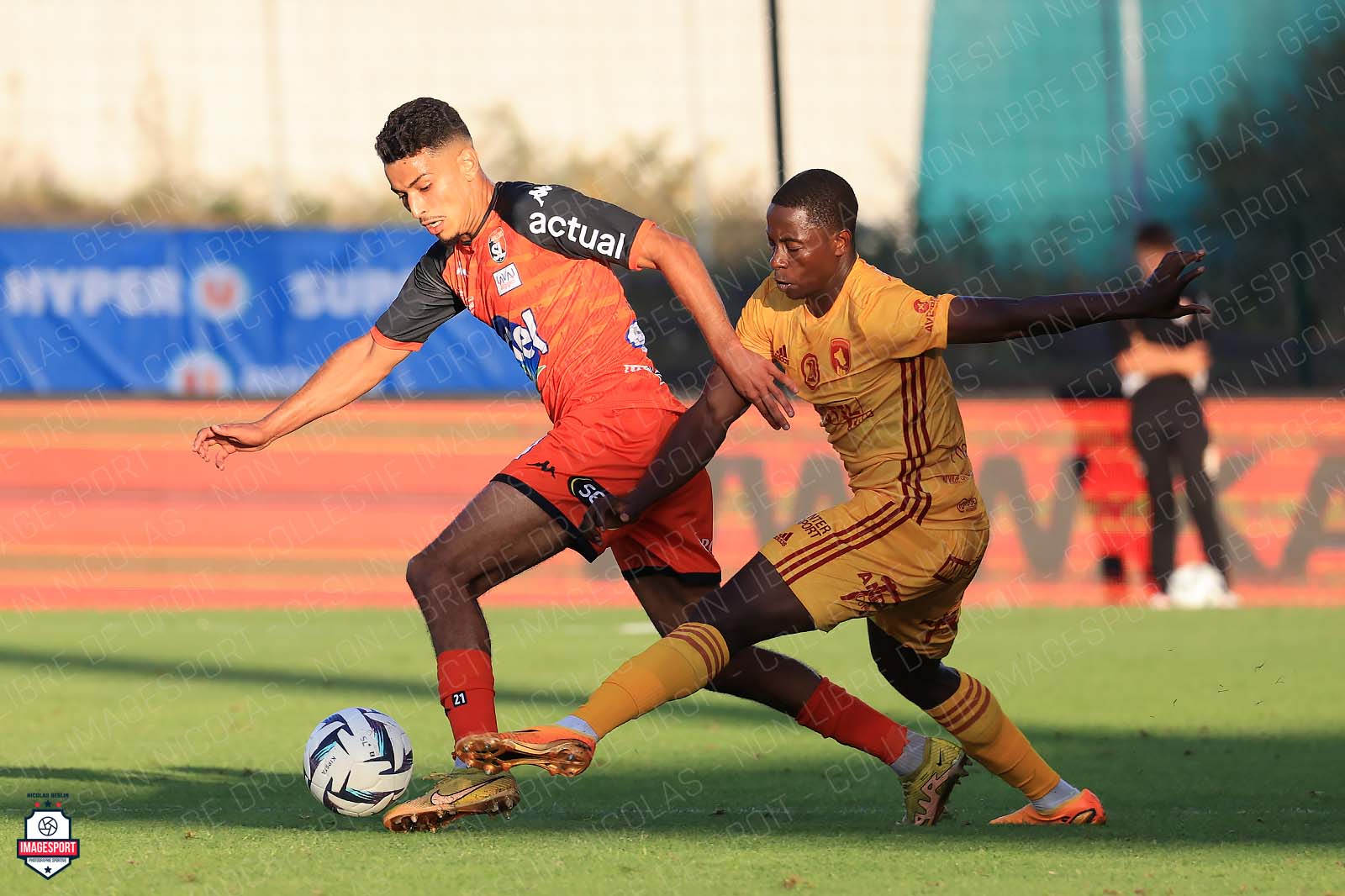 Amin CHERNI (Stade Lavallois) / Serge-Philippe RAUX-YAO (Rodez AF)