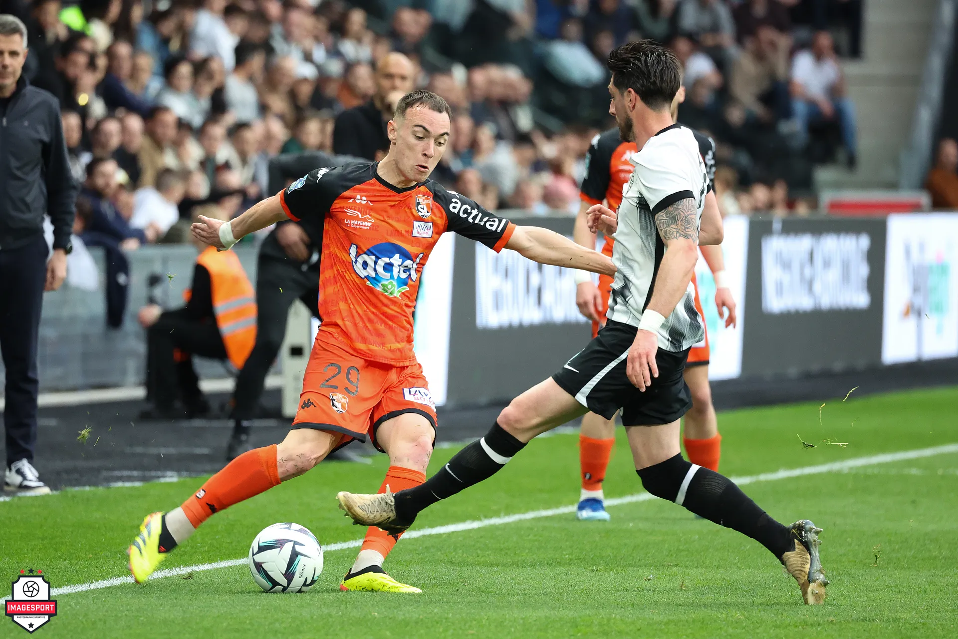 06/04/2024, Angers (Maine et Loire), Ligue 2, Saison 2023-2024, [Ligue 2-J31] Angers SCO-Stade Lavallois au Stade Raymond Kopa - Pablo PAGIS (Stade Lavallois) / Jordan LEFORT (Angers SCO)