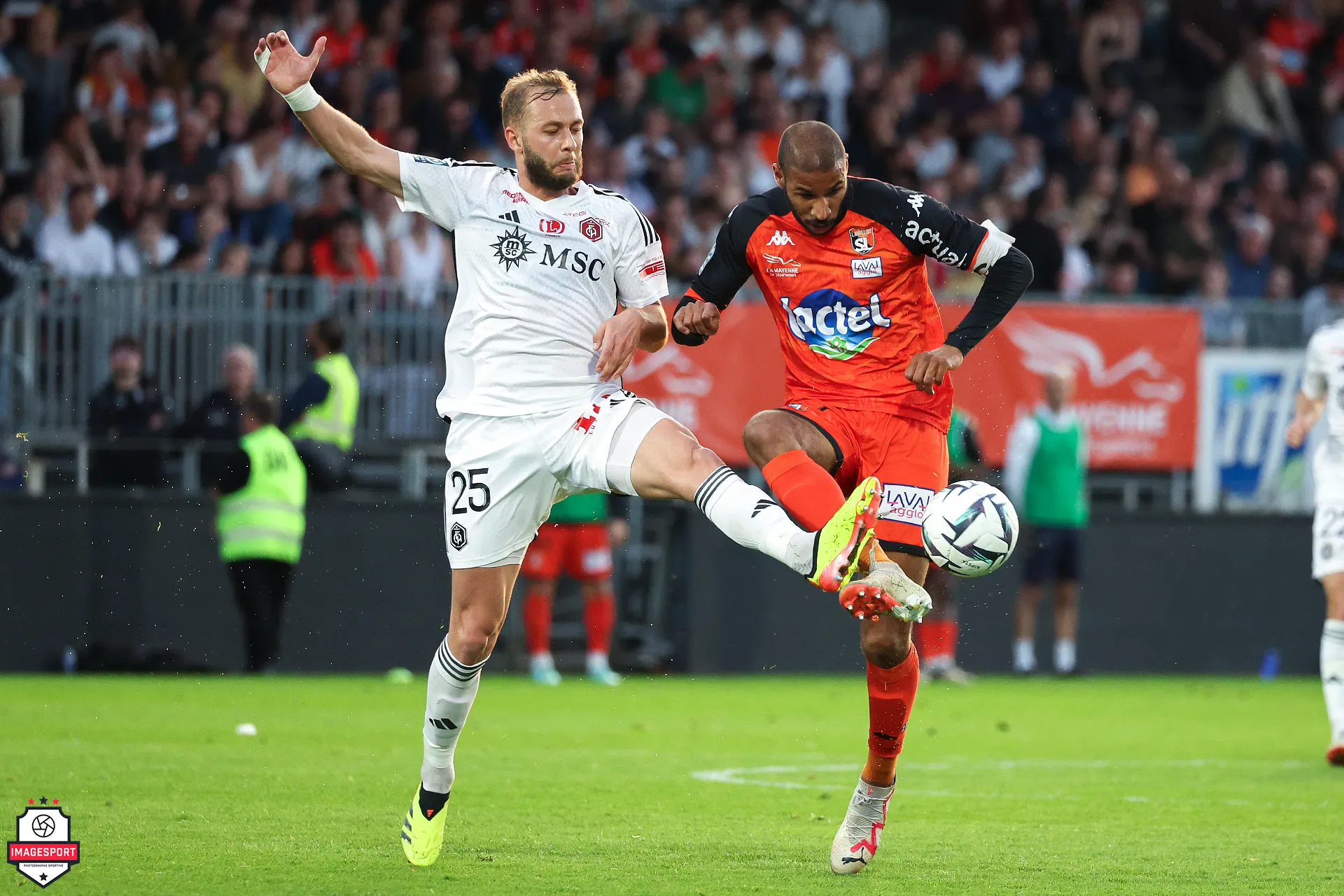 Yohan DEMONCY (FC Annecy) / Jordan ADEOTI (Stade Lavallois)