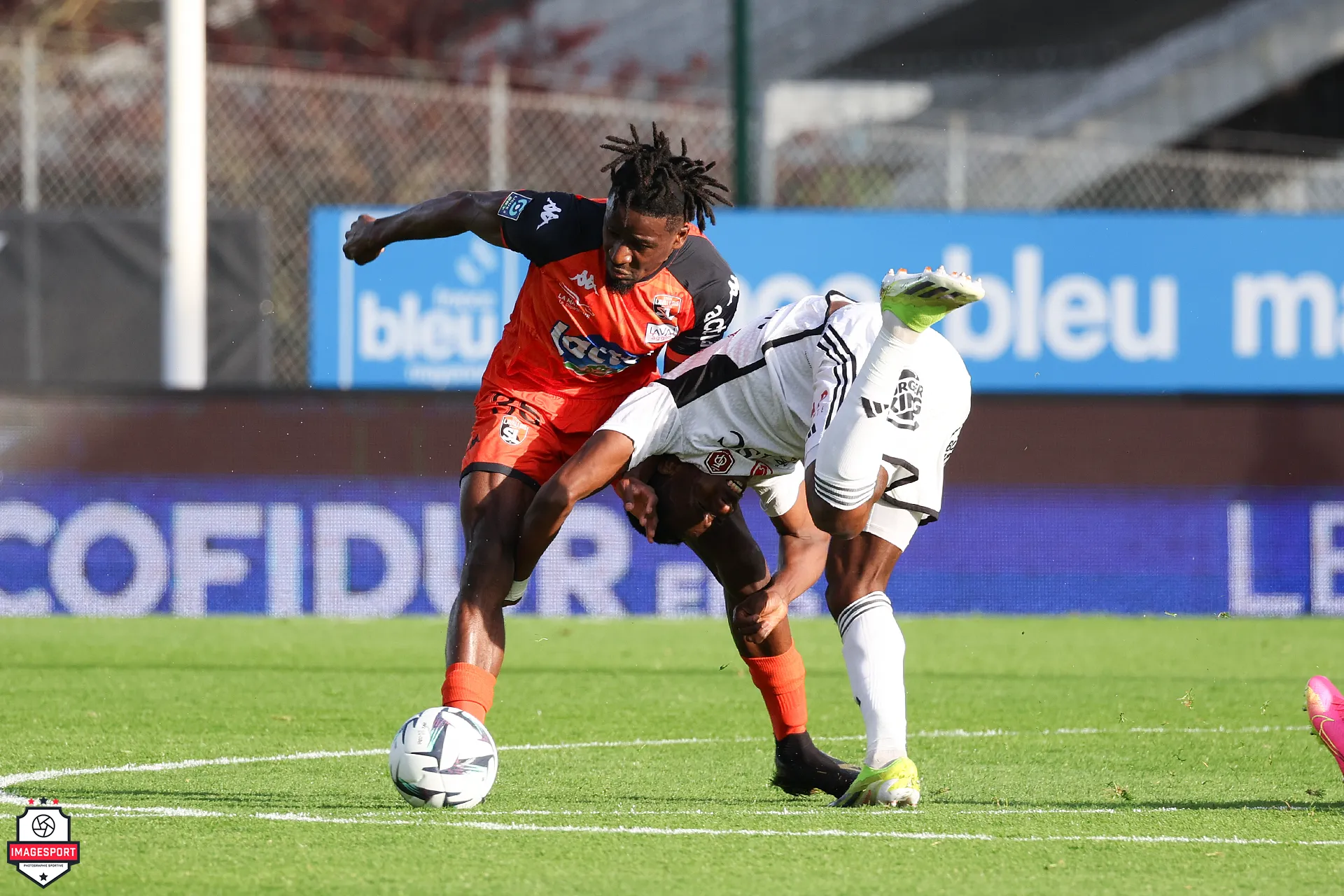 Peter OUANEH (Stade Lavallois) / Ousmane CAMARA (FC Annecy)