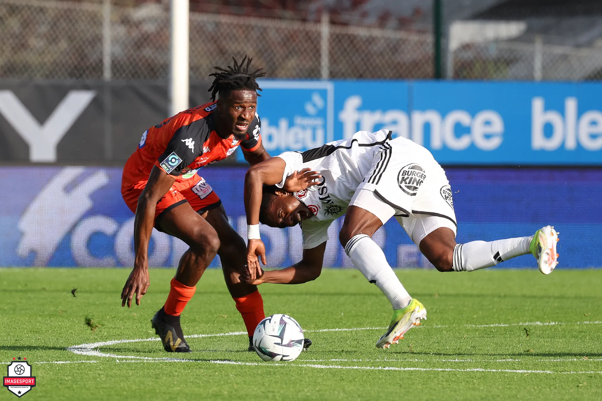 Peter OUANEH (Stade Lavallois) / Ousmane CAMARA (FC Annecy)