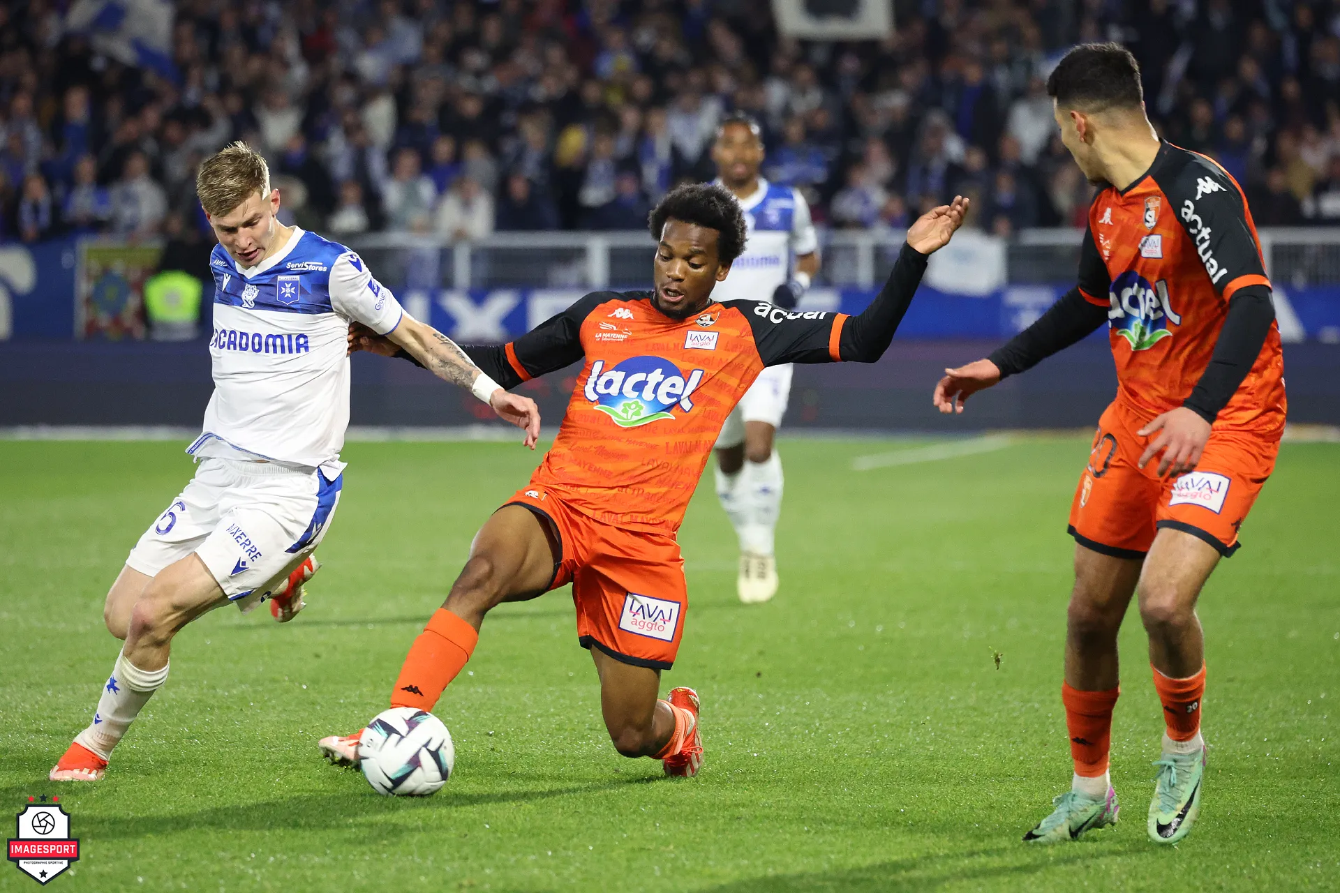Paul JOLY (AJ Auxerre) / Junior KADILE (Stade Lavallois)