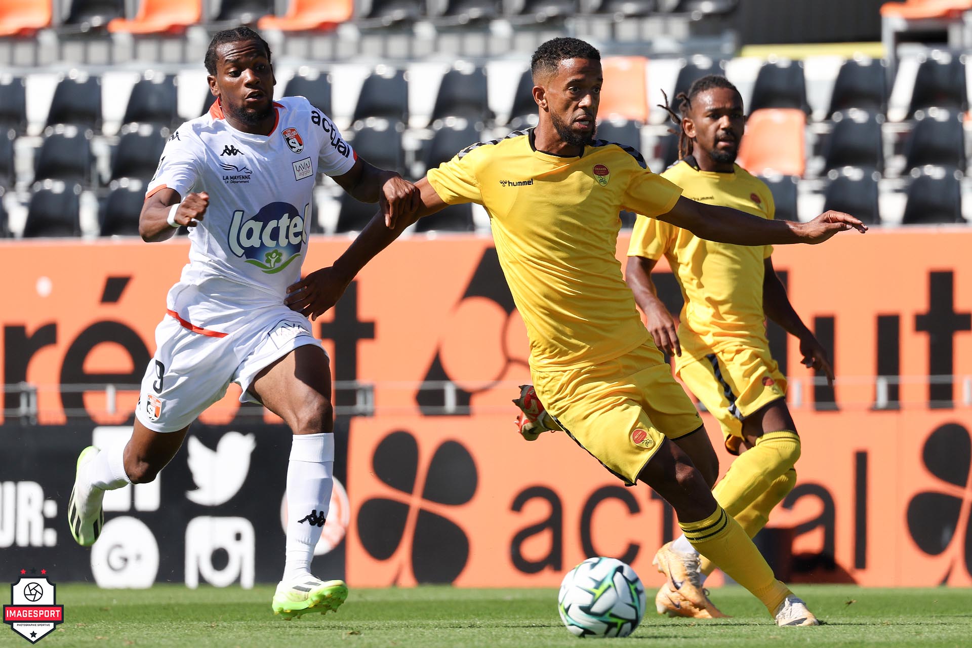 Junior KADILE (Stade Lavallois) / Marvin BAUDRY (US Orléans)