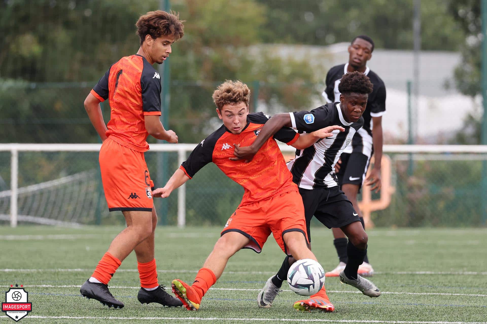 A gauche: Aymen LEGHRIB (Stade Lavallois), Au Centre :Firmin BOURNY (Stade Lavallois)